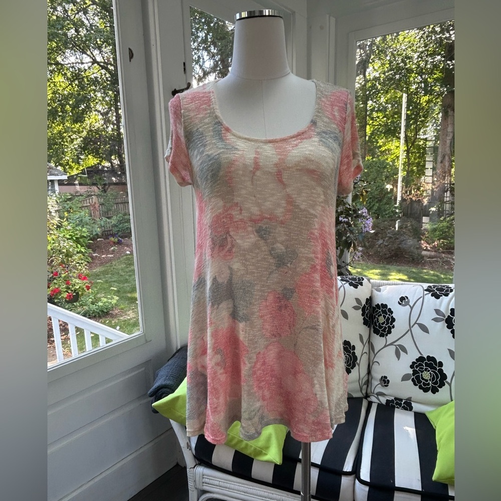 NWT: Anthropologie Akemi + Kin Brand Multicolor Scoop Neck Floral Short Sleeve T